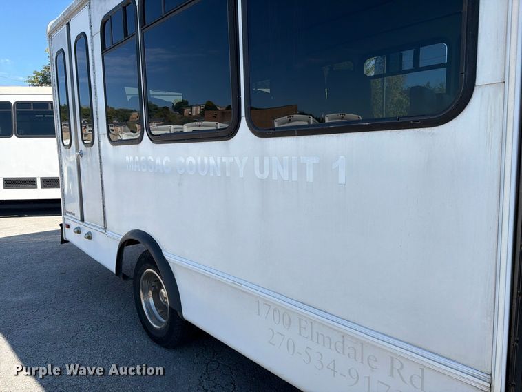 image for item FC3417 2003 Ford E350 shuttle bus