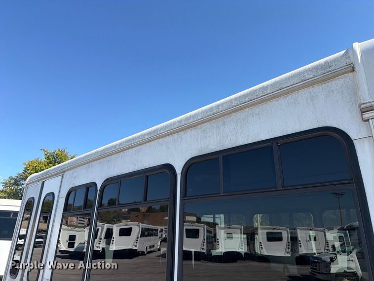 image for item FC3417 2003 Ford E350 shuttle bus