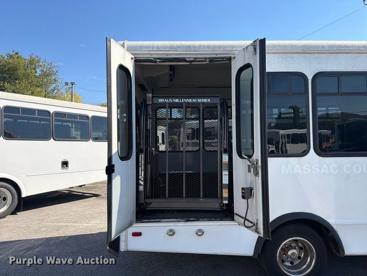 image for item FC3417 2003 Ford E350 shuttle bus