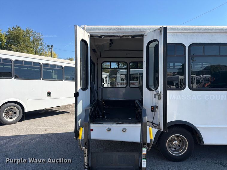 image for item FC3417 2003 Ford E350 shuttle bus
