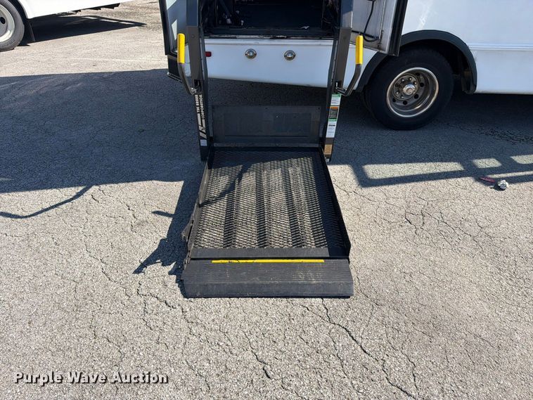 image for item FC3417 2003 Ford E350 shuttle bus