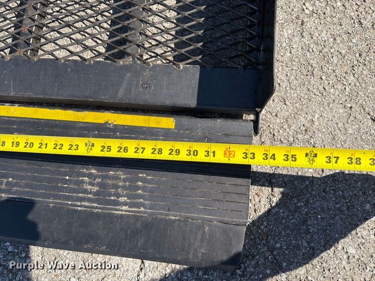 image for item FC3417 2003 Ford E350 shuttle bus
