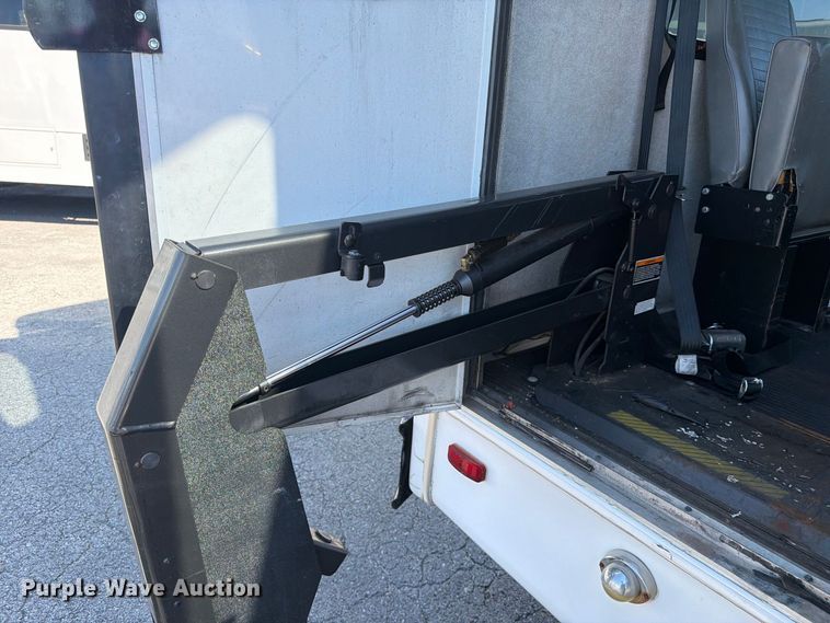 image for item FC3417 2003 Ford E350 shuttle bus