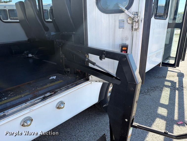 image for item FC3417 2003 Ford E350 shuttle bus