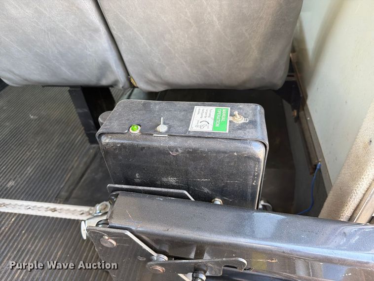 image for item FC3417 2003 Ford E350 shuttle bus