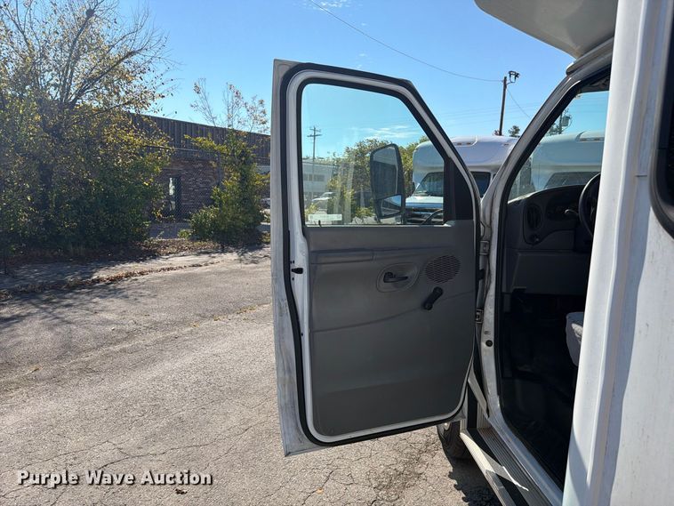 image for item FC3417 2003 Ford E350 shuttle bus