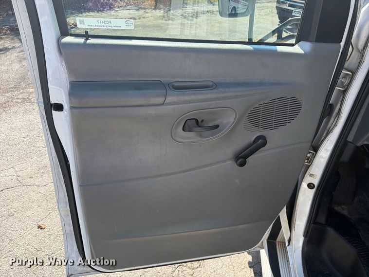 image for item FC3417 2003 Ford E350 shuttle bus