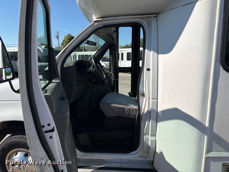 image for item FC3417 2003 Ford E350 shuttle bus