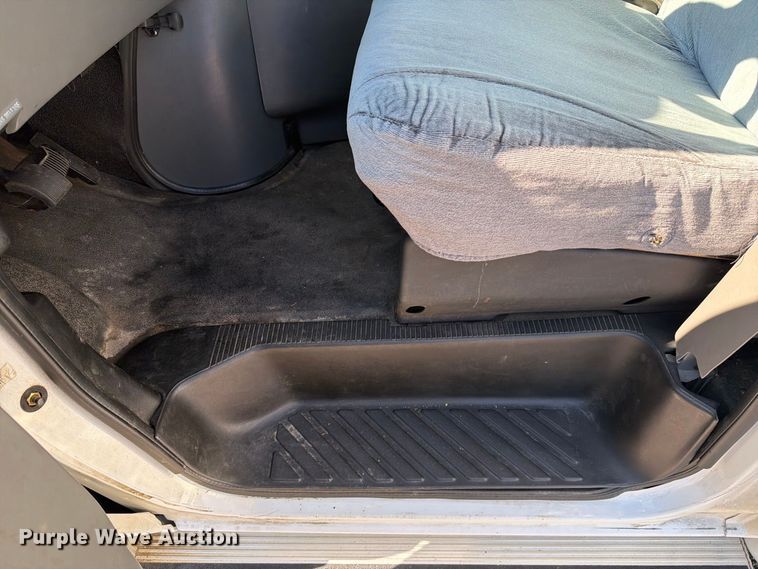 image for item FC3417 2003 Ford E350 shuttle bus
