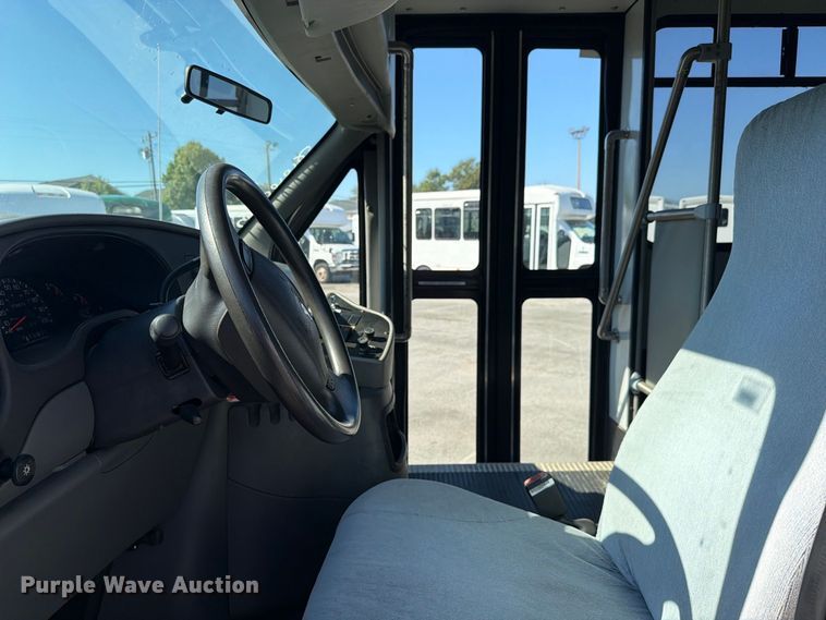 image for item FC3417 2003 Ford E350 shuttle bus