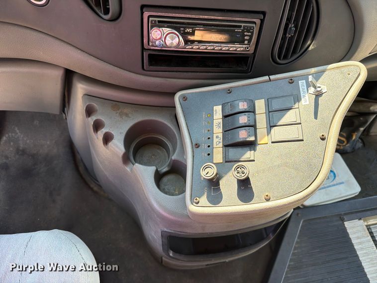 image for item FC3417 2003 Ford E350 shuttle bus