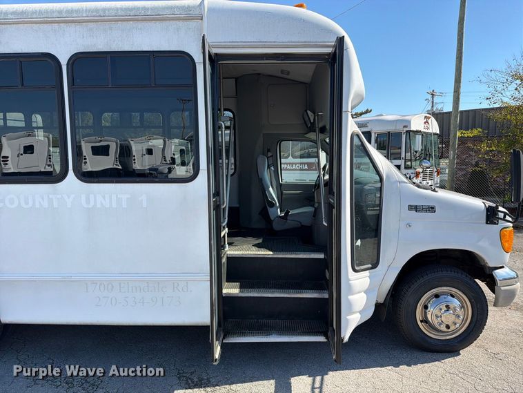 image for item FC3417 2003 Ford E350 shuttle bus