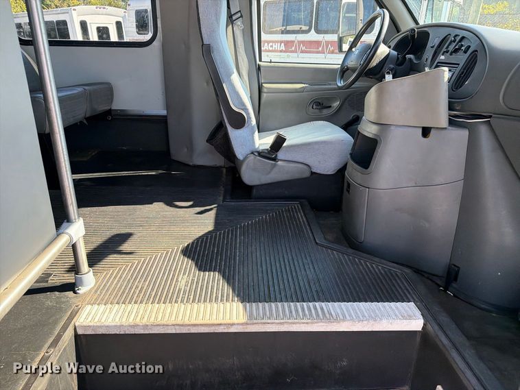 image for item FC3417 2003 Ford E350 shuttle bus