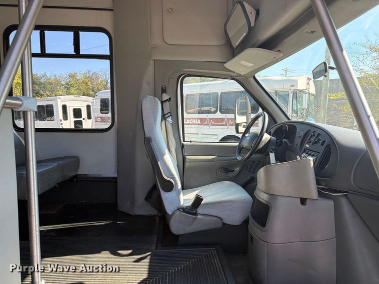 image for item FC3417 2003 Ford E350 shuttle bus