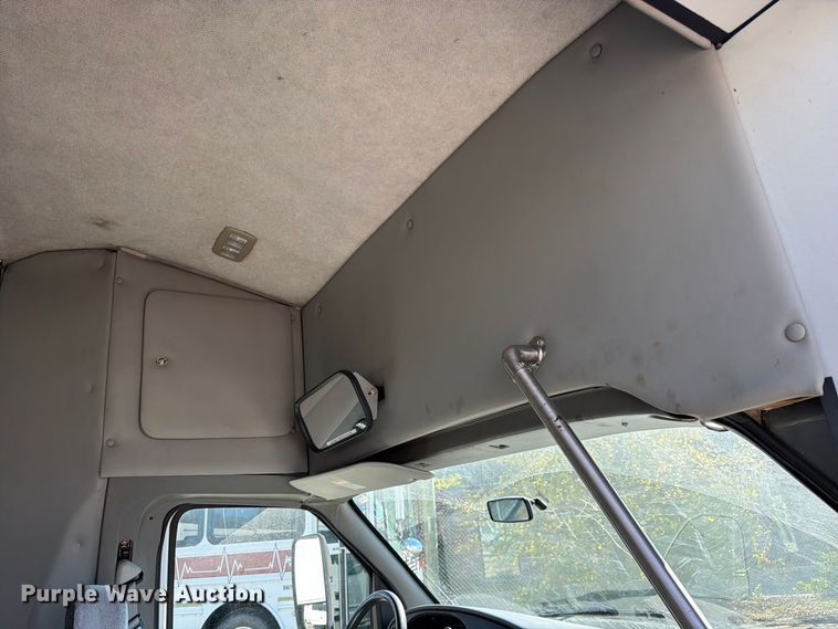 image for item FC3417 2003 Ford E350 shuttle bus