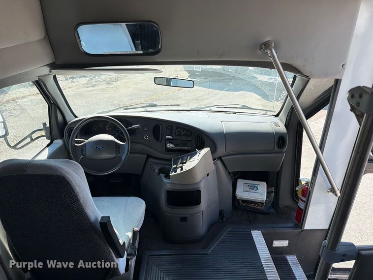 image for item FC3417 2003 Ford E350 shuttle bus