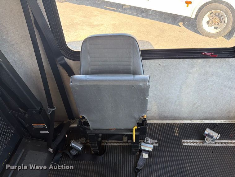 image for item FC3417 2003 Ford E350 shuttle bus