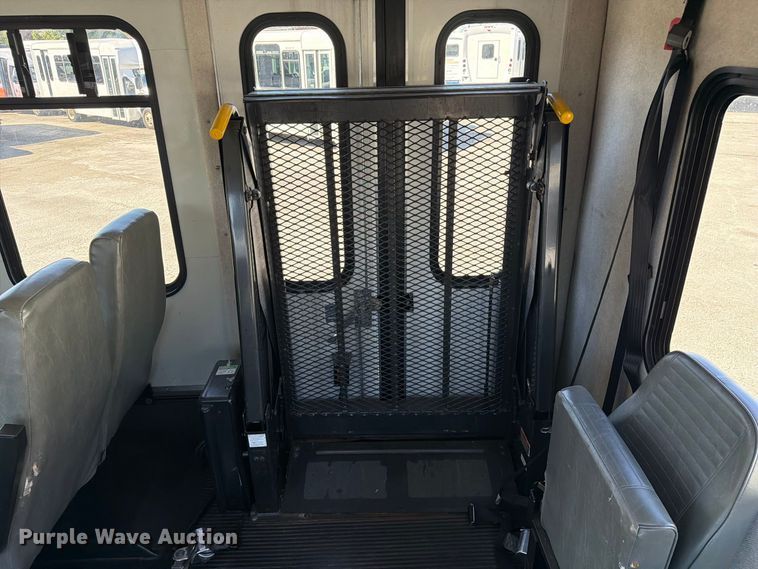 image for item FC3417 2003 Ford E350 shuttle bus