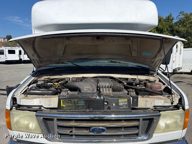 image for item FC3417 2003 Ford E350 shuttle bus