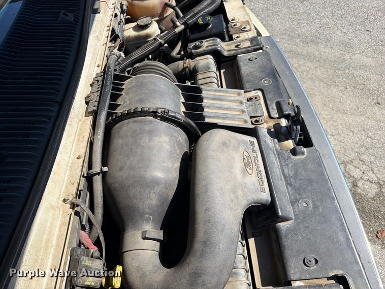 image for item FC3417 2003 Ford E350 shuttle bus