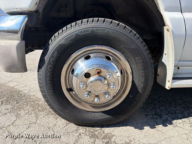 image for item FC3417 2003 Ford E350 shuttle bus