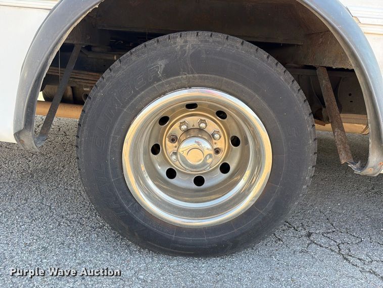image for item FC3417 2003 Ford E350 shuttle bus