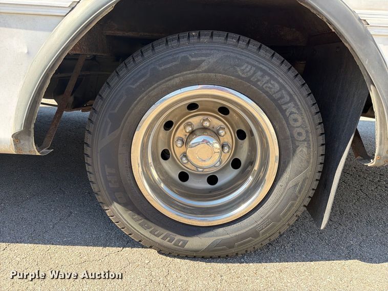 image for item FC3417 2003 Ford E350 shuttle bus