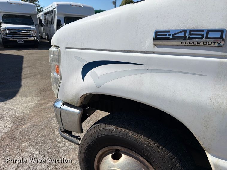 image for item FC3418 2016 Ford E450 shuttle bus