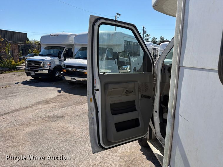 image for item FC3418 2016 Ford E450 shuttle bus