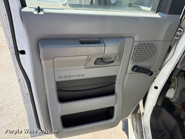 image for item FC3418 2016 Ford E450 shuttle bus