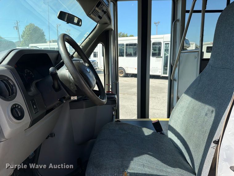 image for item FC3418 2016 Ford E450 shuttle bus