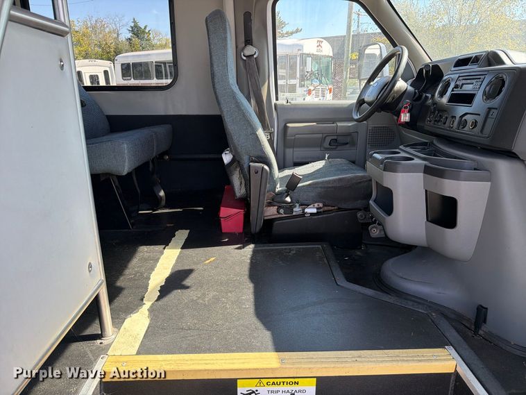 image for item FC3418 2016 Ford E450 shuttle bus