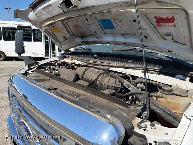 image for item FC3418 2016 Ford E450 shuttle bus