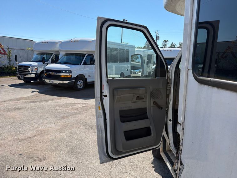 image for item FC3419 2016 Starcraft Ford E450 shuttle bus