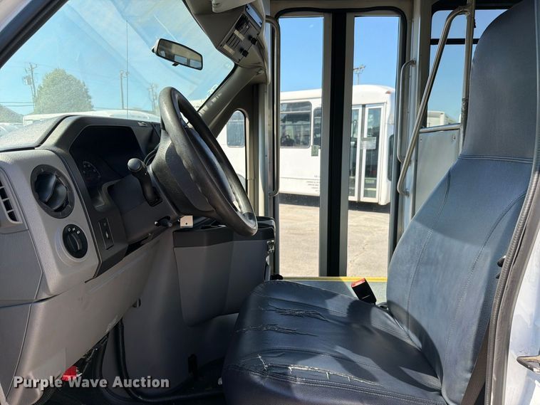 image for item FC3419 2016 Starcraft Ford E450 shuttle bus