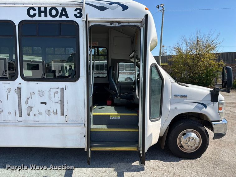 image for item FC3419 2016 Starcraft Ford E450 shuttle bus