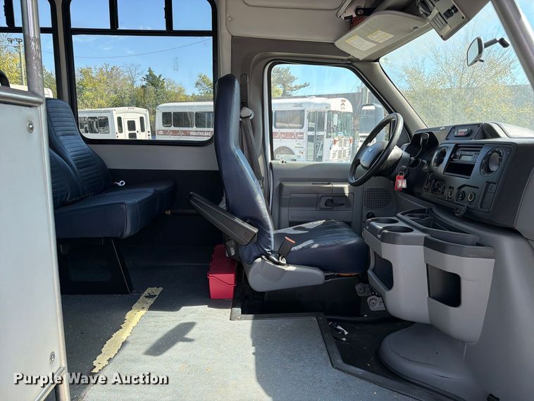 image for item FC3419 2016 Starcraft Ford E450 shuttle bus