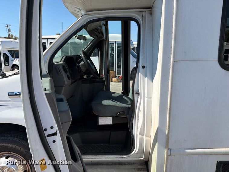 image for item FC3420 2016 Starcraft Ford E450 shuttle bus