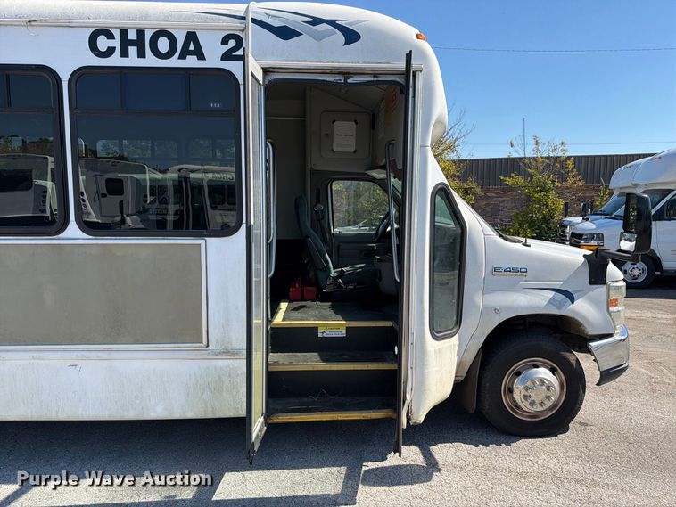 image for item FC3420 2016 Starcraft Ford E450 shuttle bus