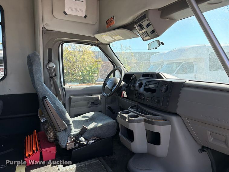 image for item FC3420 2016 Starcraft Ford E450 shuttle bus