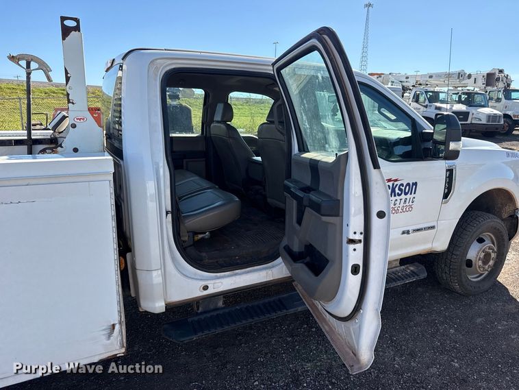 image for item FC4506 2017 Ford F350 Super Duty Crew Cab utility bed pickup truck