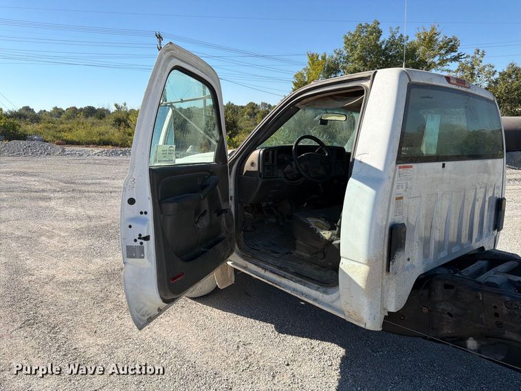 image for item FG0779 2007 Chevrolet 3500HD pickup truck cab and chassis