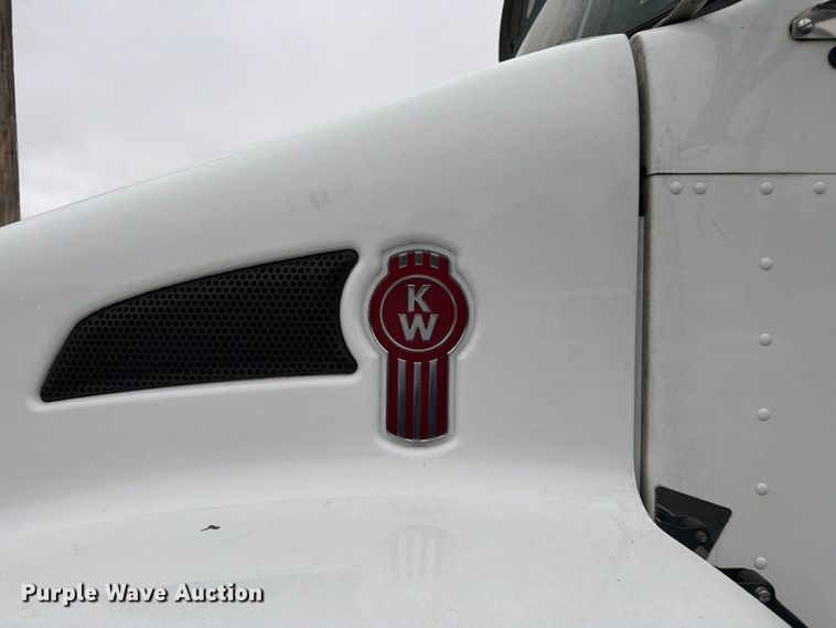 image for item FG0811 2015 Kenworth T370 box truck