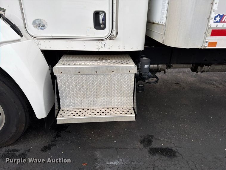 image for item FG0811 2015 Kenworth T370 box truck