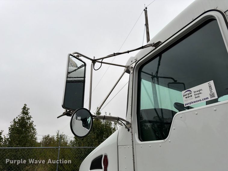 image for item FG0811 2015 Kenworth T370 box truck