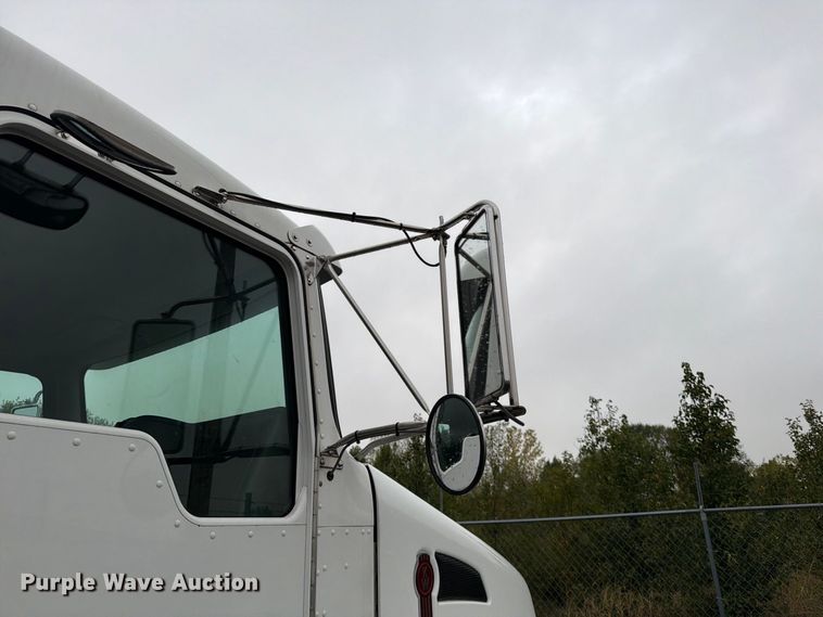 image for item FG0811 2015 Kenworth T370 box truck