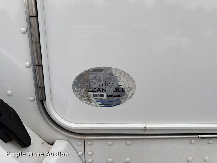 image for item FG0811 2015 Kenworth T370 box truck