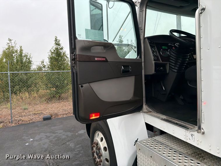 image for item FG0811 2015 Kenworth T370 box truck