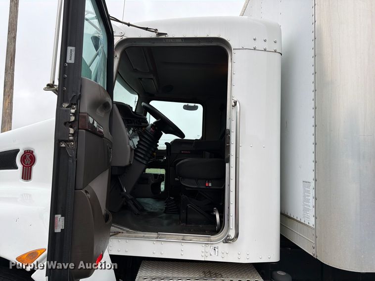 image for item FG0811 2015 Kenworth T370 box truck