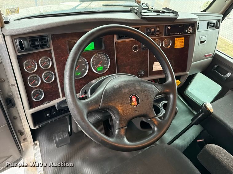 image for item FG0811 2015 Kenworth T370 box truck